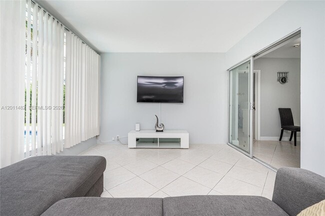 Building Photo - 810 S Rainbow Dr