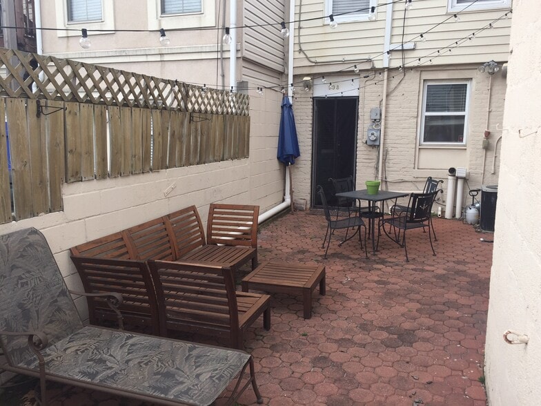 Back Patio - 903 S Bouldin St