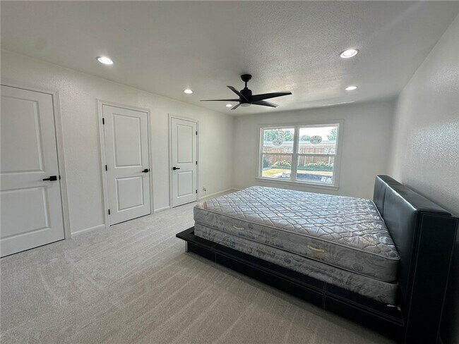 Building Photo - 301 Bermuda Pl