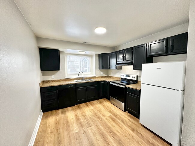 Building Photo - Welcome to Your Newly Renovated 2-Bedroom,...