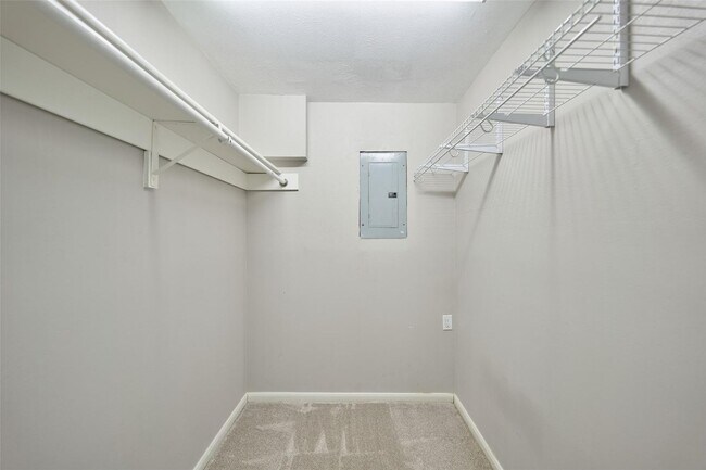 Building Photo - Beautiful two-story home on an oversized c...
