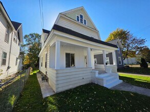 Building Photo - Five Bedroom House Available in Battle Creek