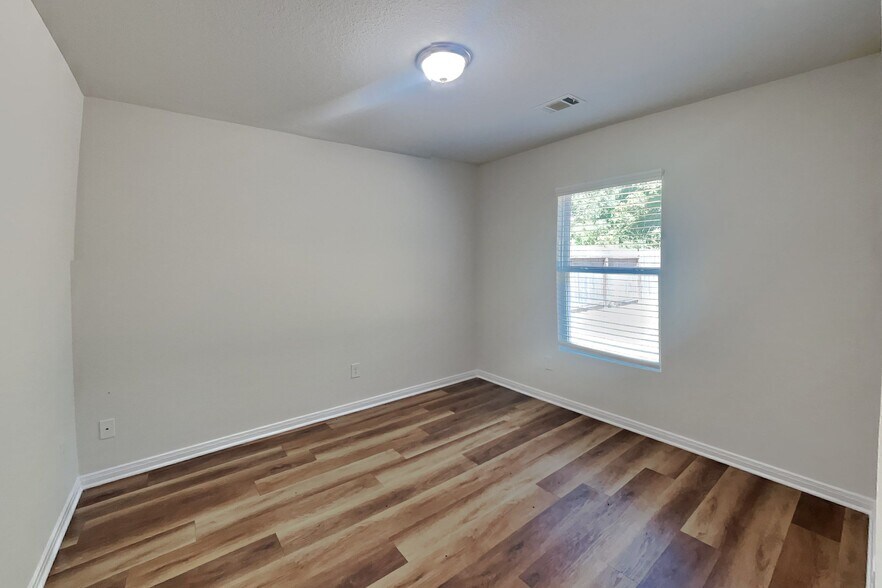 Building Photo - 15673 Del Norte Dr