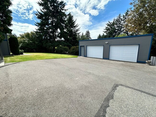 Building Photo - Beautiful well Maintained Duplex for rent
