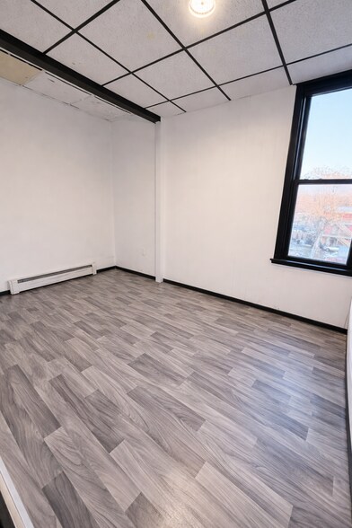 Building Photo - 32 Douw St