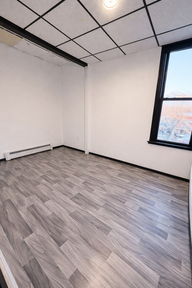 Building Photo - 32 Douw St