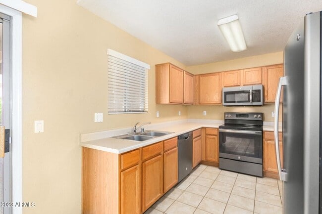 Building Photo - Move In Ready!  3 Bed, 2 Bath w/2 Car Garage