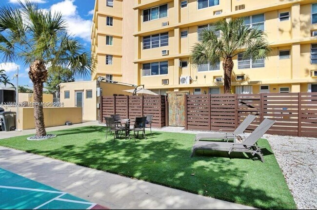 Building Photo - 2400 NE 9th St