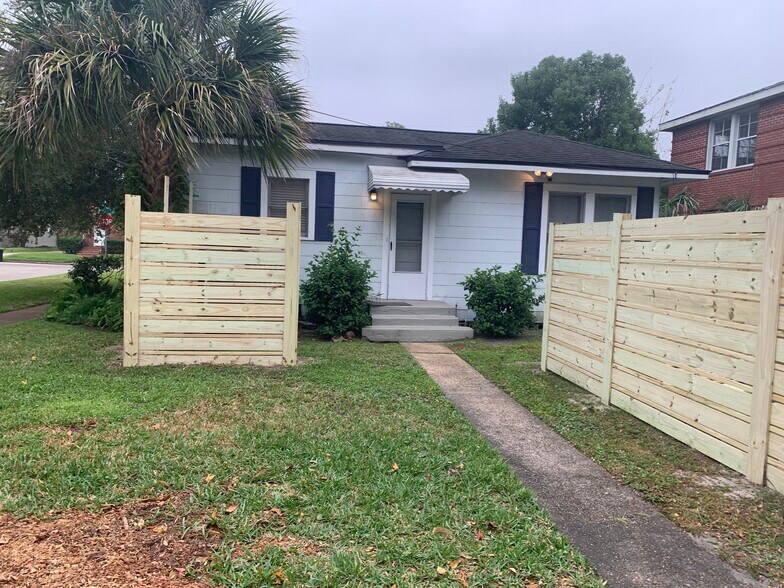 Building Photo - 1039 Riviera St