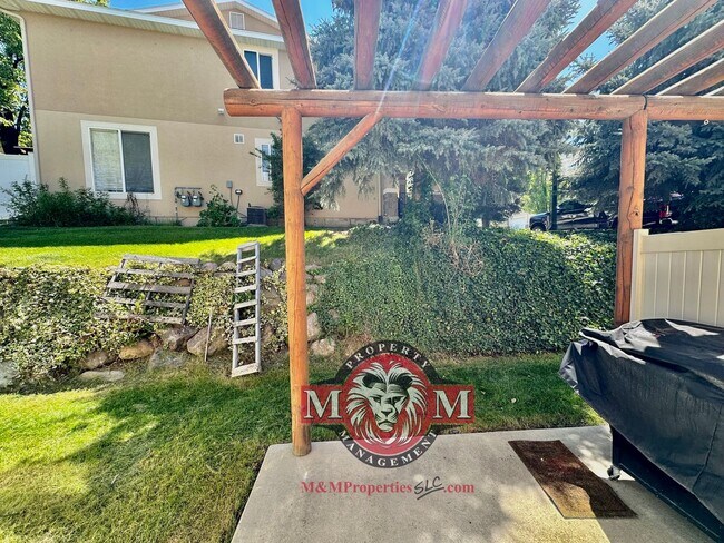 Building Photo - Great 2 Bd 2.5 Bath Townhome in Sandy