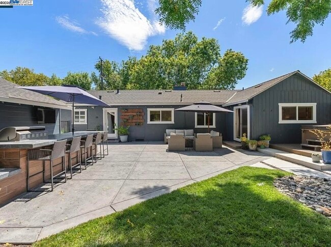 Building Photo - 161 Maiden Ln