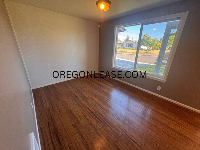 Building Photo - Spacious 4-Bedroom Home in North Springfield