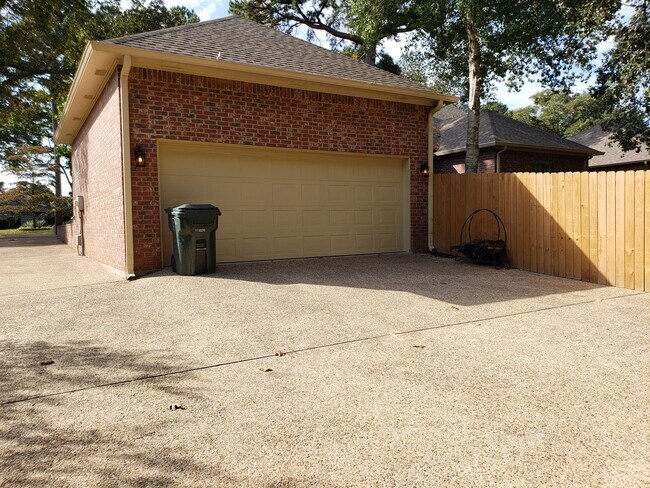 Building Photo - 3106 Lake Forest Dr