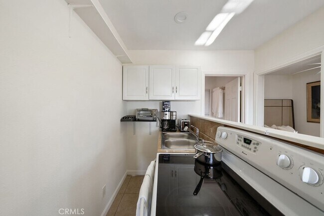 Building Photo - 640 N Coast Hwy