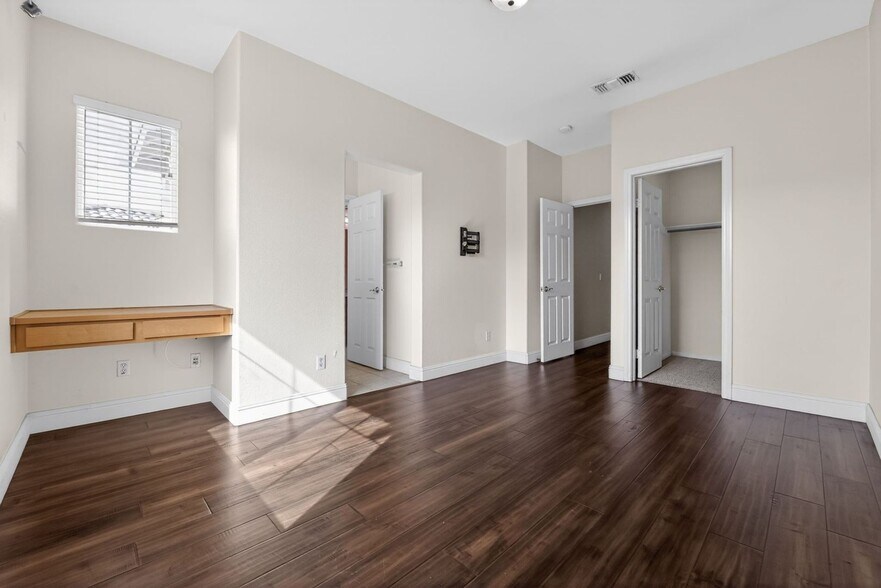 Building Photo - 11677 Swan Lake Dr