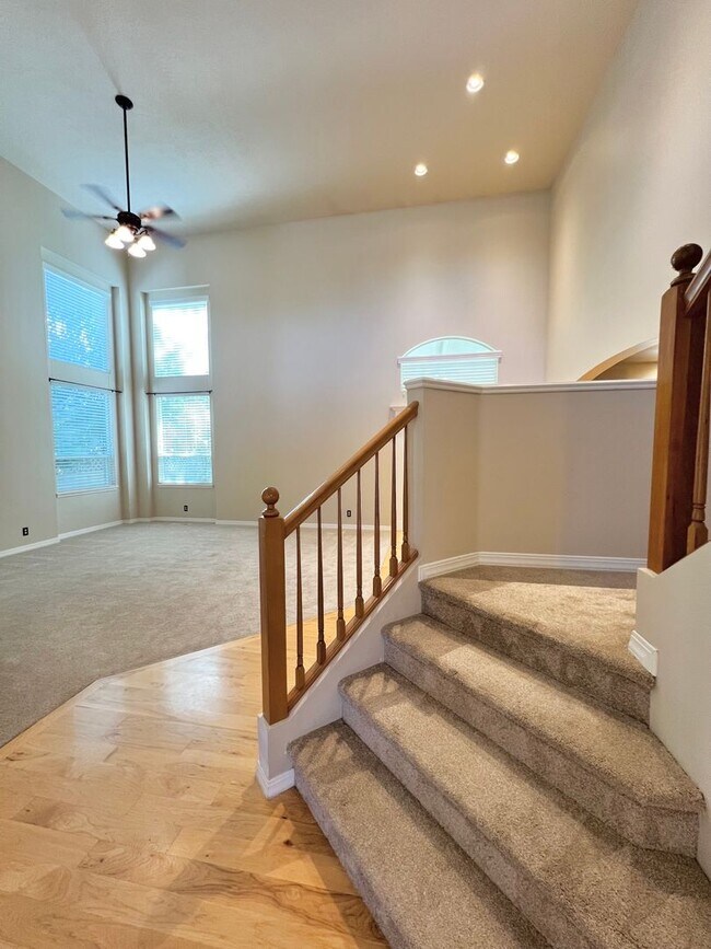 Building Photo - 5 Bed 3 Bath Bridge Tower Beauty