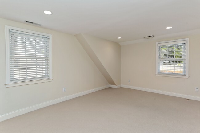 Building Photo - 13 Riverside Ln