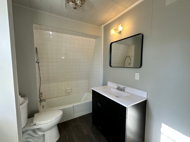 Building Photo - Five Bedroom House Available in Battle Creek