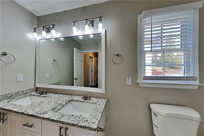 Building Photo - 411 Saddle Brooke Dr