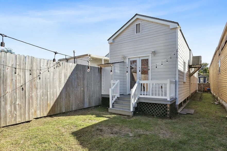Building Photo - 2823 Baronne St