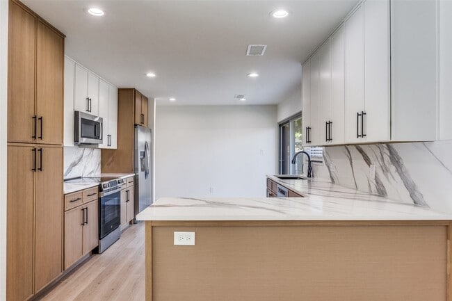 Building Photo - 200 Trellis Pl