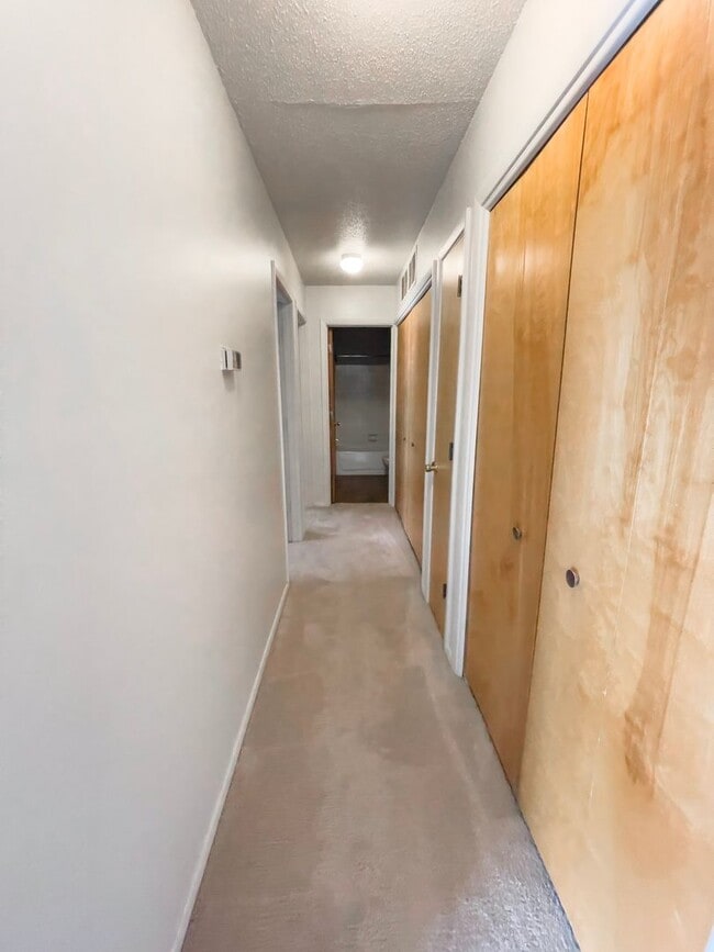 Building Photo - Spacious 2 Bedroom!