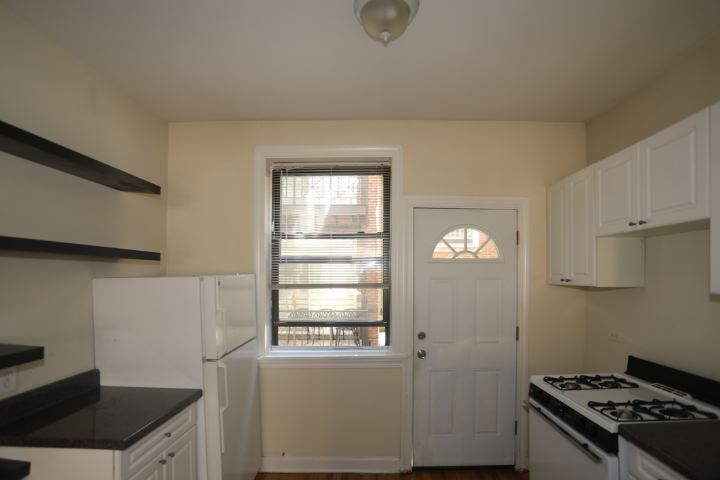 Building Photo - 714 W Barry Ave
