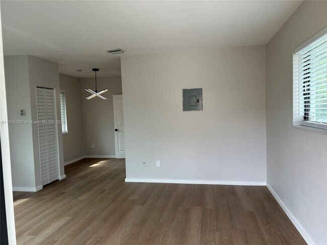 Primary Photo - 1280 NE 105th St