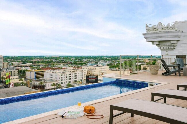 Building Photo - 925 Common St