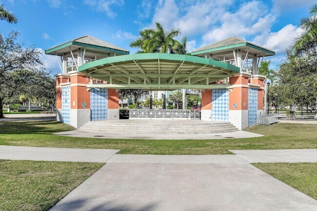 Building Photo - 354 Jacaranda Dr