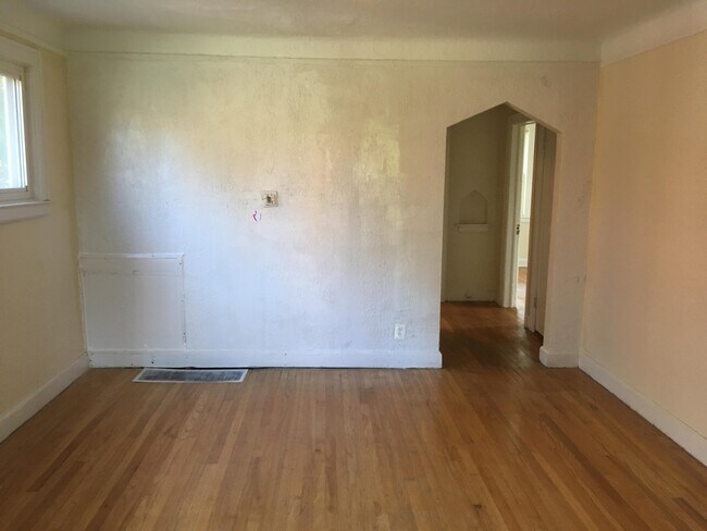Building Photo - 15018 Hubbell Ave