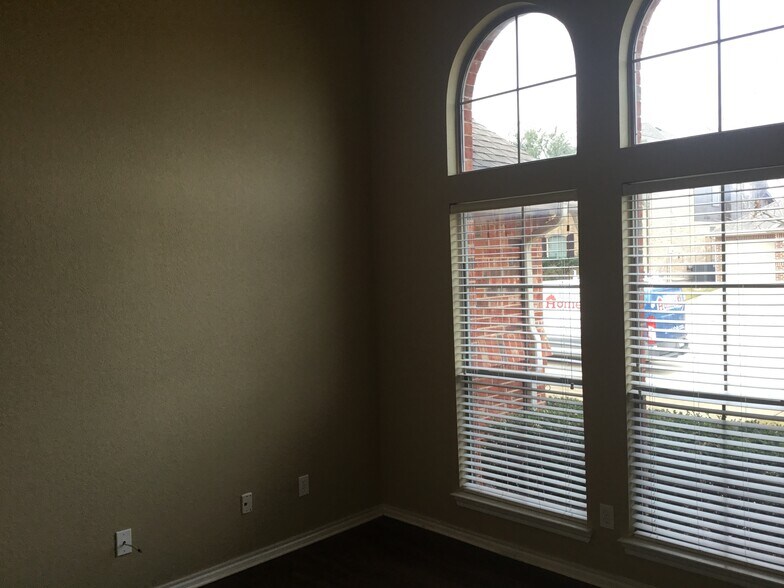 Building Photo - 4112 Chloe Ln