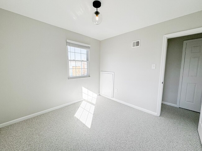 Building Photo - Gorgeous 3 Bed 1.5 Bath End-Unit Brick Tow...