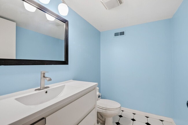 Building Photo - 7S580 Lynn Dr