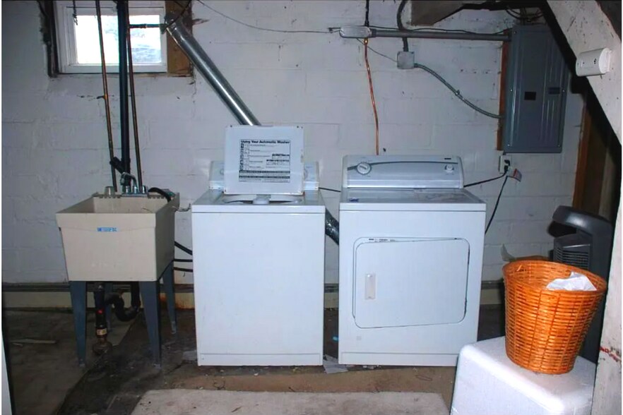 Building Photo - 2080 Roblyn Ave