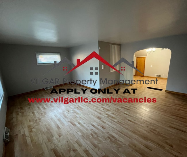 Building Photo - Step into comfort and style in this beauti...