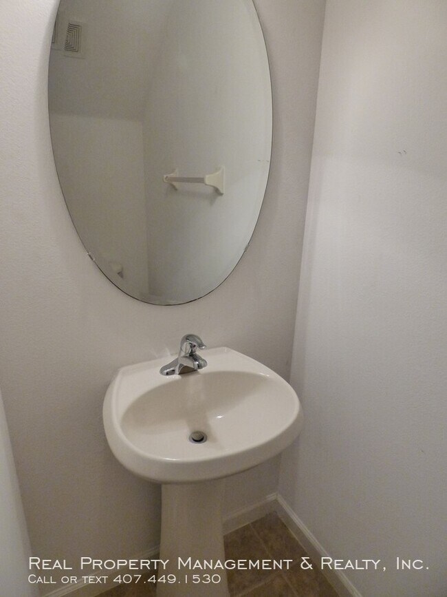Building Photo - 3 BR / 2.5 BA Townhouse In Avalon Park