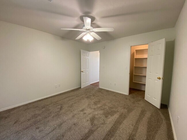 Building Photo - Great location with easy highway access.
