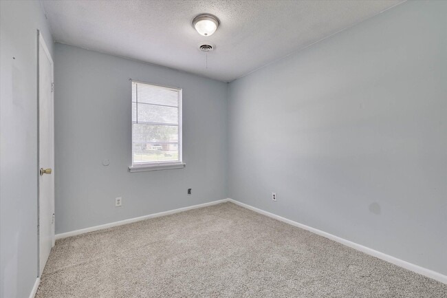 Building Photo - 2408 Southdale Dr