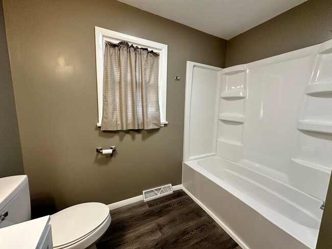 Building Photo - Two Bedroom House in Battle Creek