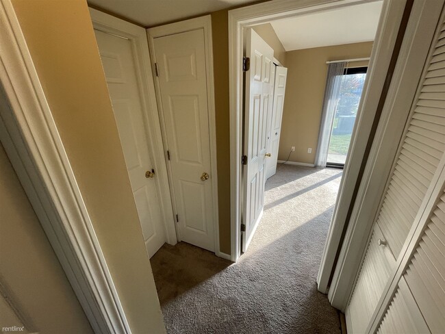 Building Photo - 2 br, 1 bath Condo - Martin Orchards Condo...