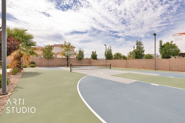 Building Photo - Gorgeous 5 bed 4 bath with AWESOME BACK YA...