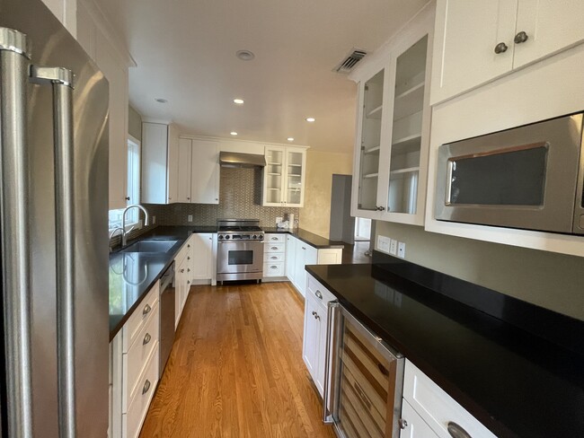 Gourmet kitchen - 2542 Kelton Ave