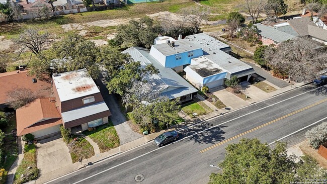 Building Photo - WHISPERING OAKS GARDEN HOME