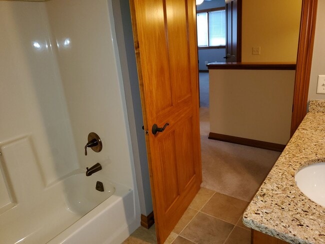 Building Photo - STUNNING, 5 BEDROOM AND 5 BATH TWIN HOME F...