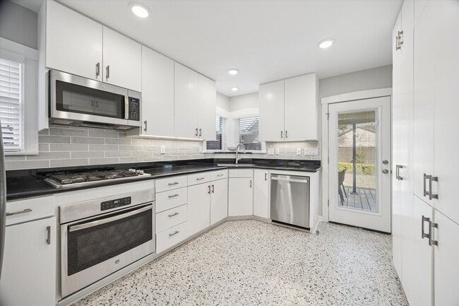 Building Photo - 2420 Nottingham St