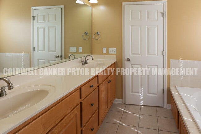Building Photo - 6811 Neville Dr