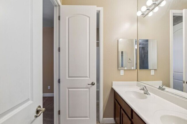 Building Photo - Welcome to this Charming 5 bedroom, 3.5 ba...