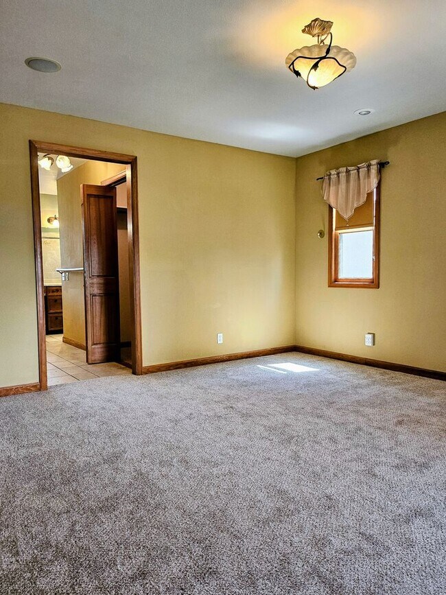 Building Photo - ALL PROSPECTIVE TENANTS MUST SUBMIT A $58 ...