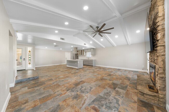 Building Photo - Spacious 4-Bedroom Retreat with Fireplace & Island Kitchen in New Braunfels